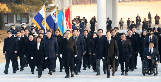 주호영 원내대표를 비롯한 국민의힘 지도부가 2023년도 새해 첫날인 1일 오전 서울 동작구 국립서울현충원 현충탑을 참배하고 있다.<국회사진기자단·연합뉴스>